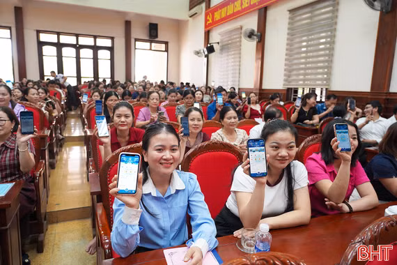 Nâng cao kỹ năng số cho cán bộ và người dân xã Cẩm Xuyên