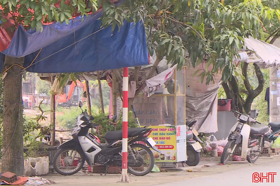 Ngang nhiên chiếm dụng hành lang bờ sông Cụt làm "của riêng"