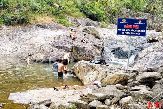 Bất chấp cảnh báo đuối nước, nhiều trẻ em vẫn tắm ở hồ Khe Xai