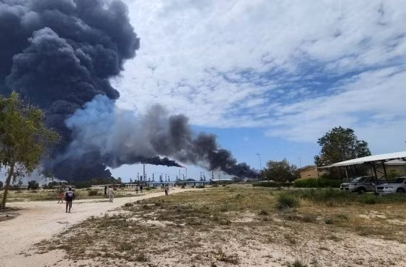 Cơ sở lọc dầu bị tấn công, Iran phóng tên lửa vào các nước vùng Vịnh