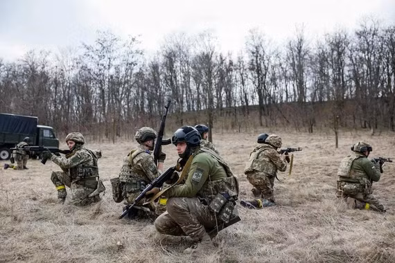 Ukraine ký luật mới cho binh sĩ là tù nhân tình nguyện nhập ngũ