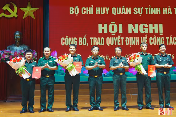 Bộ CHQS tỉnh Hà Tĩnh công bố các quyết định điều động cán bộ
