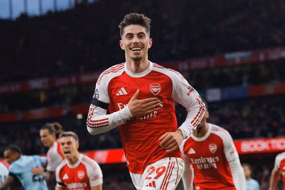 Arsenal hơn Man City 5 điểm