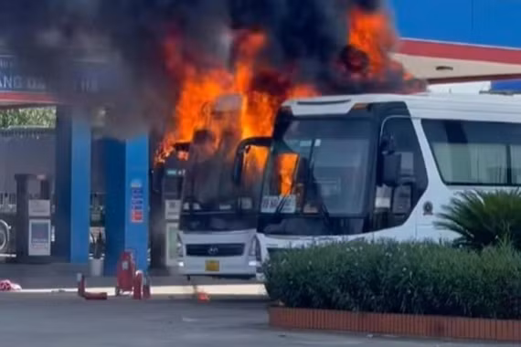 Hai xe khách cháy ngùn ngụt trước cây xăng
