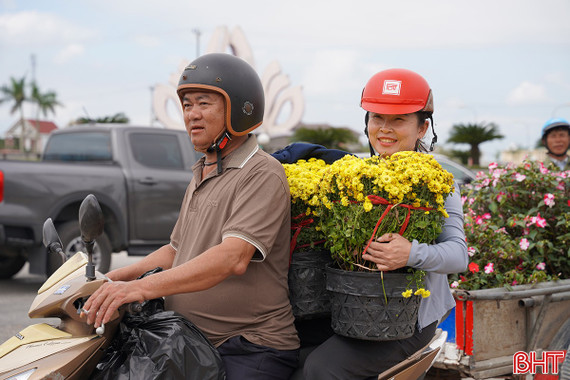 Thị trường hoa ngày 29 Tết: Tiểu thương "xả hàng", cây cảnh gần như bán hết