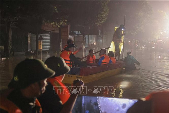 Sẵn sàng các phương án bay tìm kiếm, cứu hộ, cứu nạn và viện trợ người dân vùng lũ