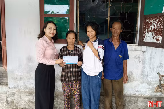 Trao quà của Hội Phụ nữ Hà Tĩnh tại CHLB Đức cho hoàn cảnh khó khăn