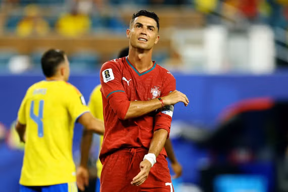 Ronaldo "tịt ngòi", Bồ Đào Nha vào vòng 32 đội gặp Croatia