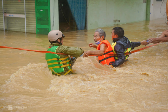 Thông tin mới nhất về thiệt hại do mưa lũ gây ra ở miền Trung