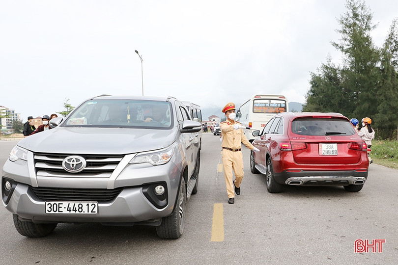 Du khách nườm nượp đổ về Thiên Cầm dự Lễ hội du lịch biển Hà Tĩnh