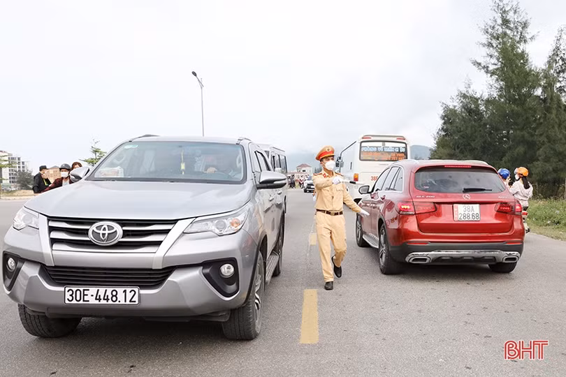 Du khách nườm nượp đổ về Thiên Cầm dự Lễ hội du lịch biển Hà Tĩnh