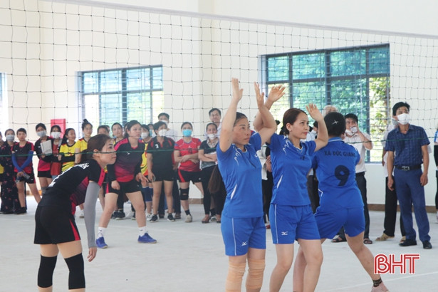 16 đội tranh tài Giải Bóng chuyền nữ huyện Vũ Quang