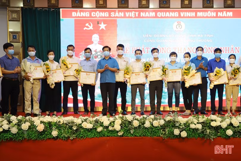 Các ngành, địa phương Hà Tĩnh tôn vinh doanh nghiệp, người lao động tiêu biểu
