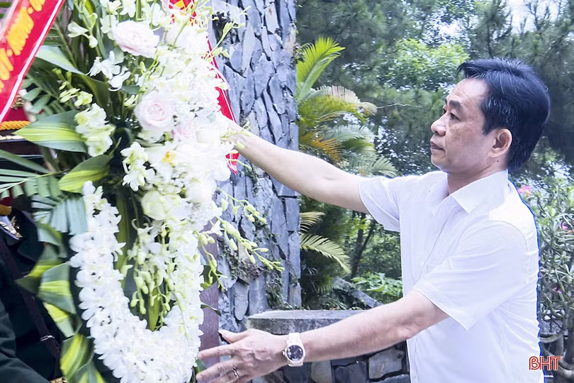 Lãnh đạo Hà Tĩnh dâng hương tưởng niệm 118 năm ngày sinh cố Tổng Bí thư Trần Phú