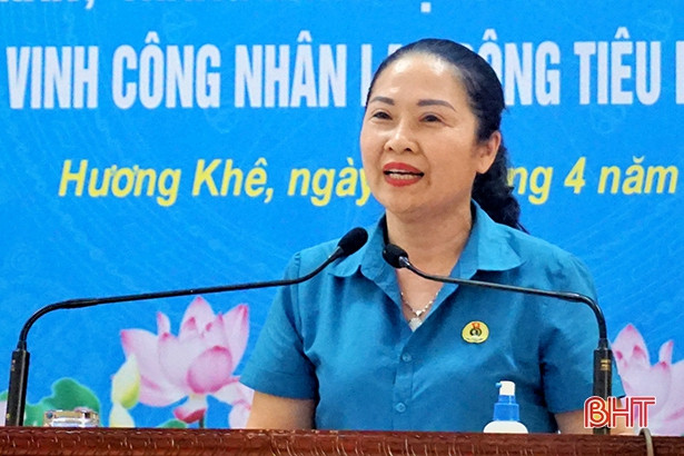 Hương Khê tôn vinh 15 công nhân, lao động tiêu biểu