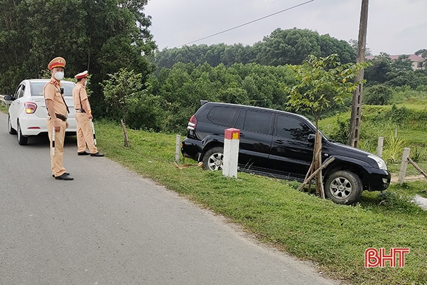 Hương Khê: Phát hiện CSGT đo nồng độ cồn, tài xế bỏ lại xe Land Cruiser Prado chạy trốn