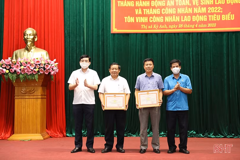 Các ngành, địa phương Hà Tĩnh tôn vinh doanh nghiệp, người lao động tiêu biểu