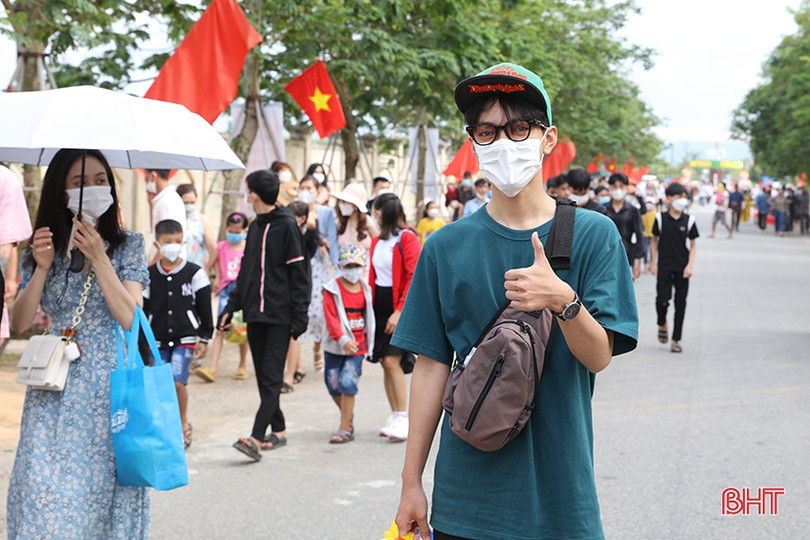 Du khách nườm nượp đổ về Thiên Cầm dự Lễ hội du lịch biển Hà Tĩnh