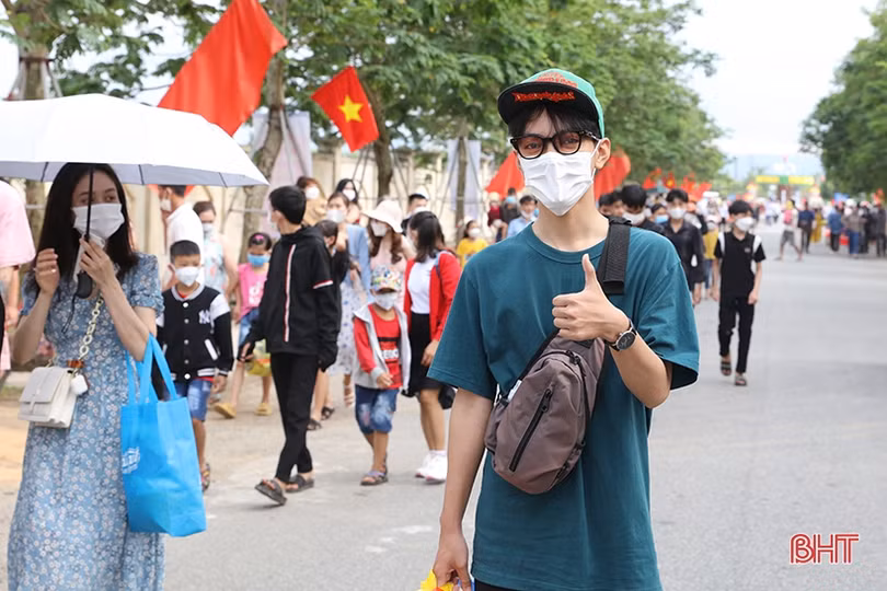 Du khách nườm nượp đổ về Thiên Cầm dự Lễ hội du lịch biển Hà Tĩnh