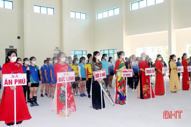 16 đội tranh tài Giải Bóng chuyền nữ huyện Vũ Quang