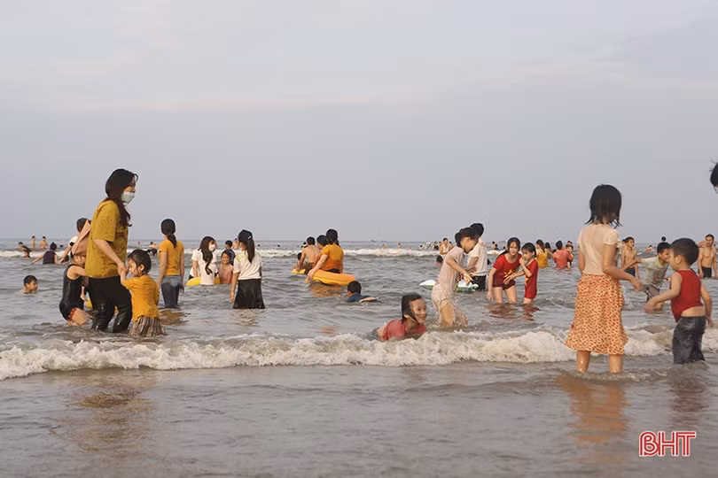 Các bãi biển Hà Tĩnh “kín người” ngày đầu kỳ nghỉ lễ