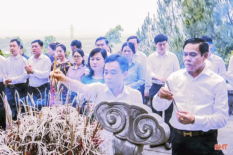 Lãnh đạo Hà Tĩnh dâng hương tưởng niệm 118 năm ngày sinh cố Tổng Bí thư Trần Phú