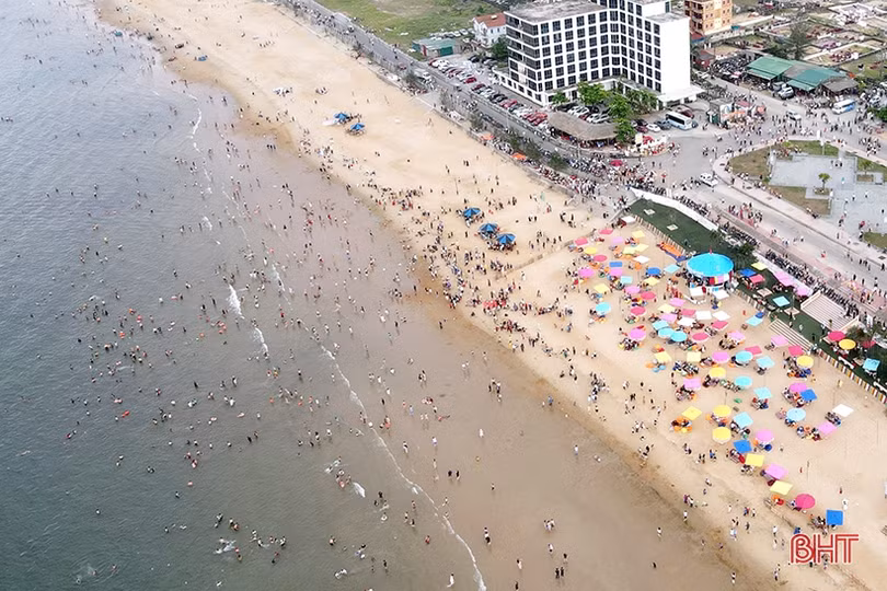 Du khách nườm nượp đổ về Thiên Cầm dự Lễ hội du lịch biển Hà Tĩnh