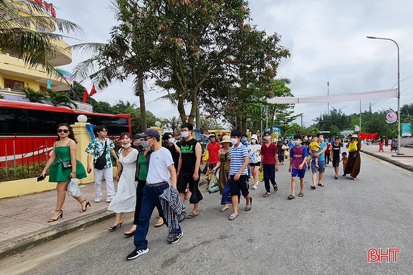 Du khách nườm nượp đổ về Thiên Cầm dự Lễ hội du lịch biển Hà Tĩnh