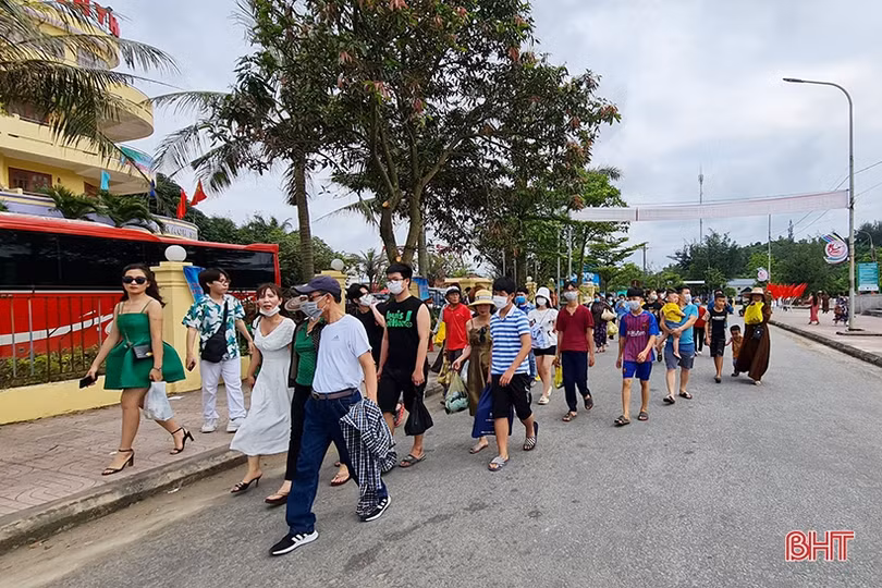 Du khách nườm nượp đổ về Thiên Cầm dự Lễ hội du lịch biển Hà Tĩnh