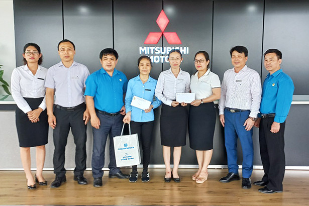 LĐLĐ thành phố Hà Tĩnh thăm hỏi, tặng quà cho công nhân, lao động