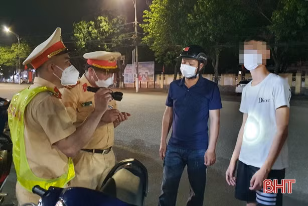 2 giờ ra quân, xử lý hàng chục thanh niên vi phạm ATGT ở TP Hà Tĩnh