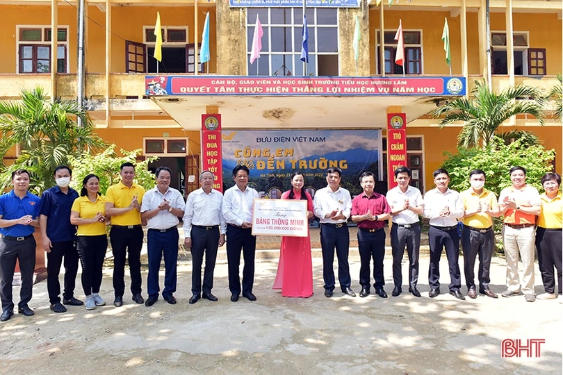 Bưu điện Việt Nam tiếp sức học sinh miền núi Hà Tĩnh đến trường