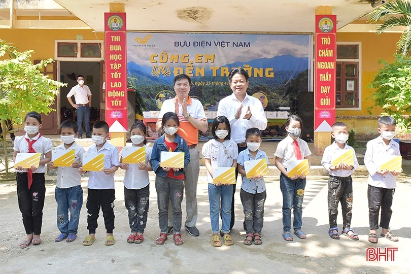 Bưu điện Việt Nam tiếp sức học sinh miền núi Hà Tĩnh đến trường