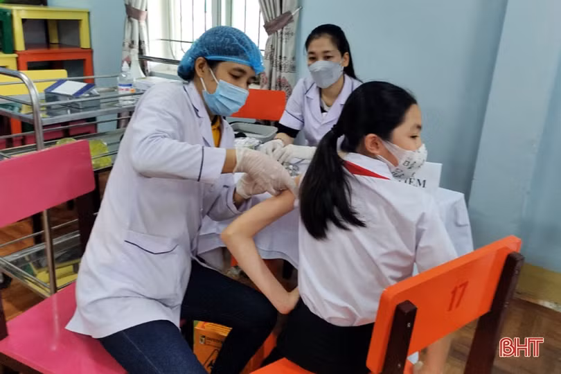 Các địa phương ở Hà Tĩnh tiêm phòng COVID-19 cho học sinh 11 tuổi
