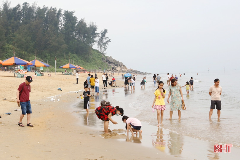 Nắng nhẹ, biển êm, Thiên Cầm đón du khách trước giờ khai hội