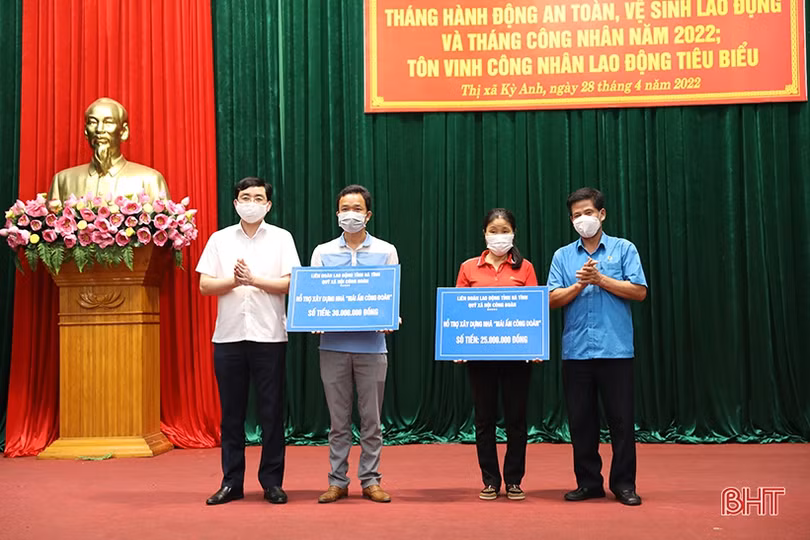 Các ngành, địa phương Hà Tĩnh tôn vinh doanh nghiệp, người lao động tiêu biểu