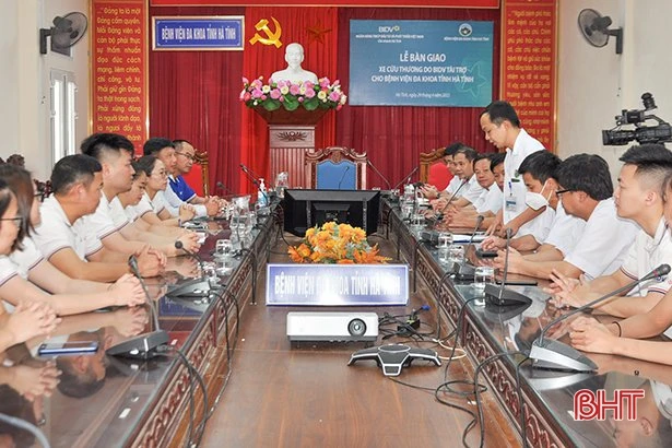 BIDV tặng xe cứu thương cho Bệnh viện Đa khoa tỉnh Hà Tĩnh