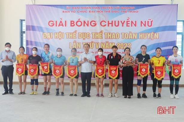 16 đội tranh tài Giải Bóng chuyền nữ huyện Vũ Quang