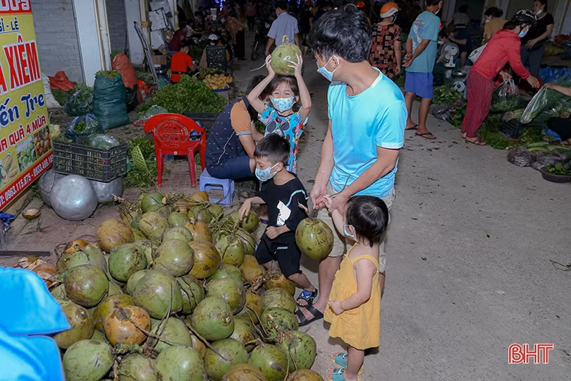 Chợ đêm nông sản Bình Hương nhộn nhịp, hút khách dịp nghỉ lễ