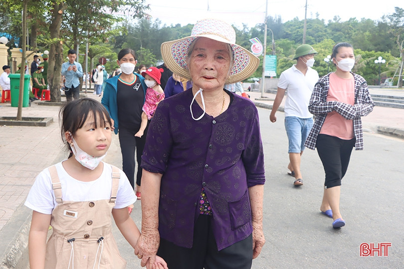 Du khách nườm nượp đổ về Thiên Cầm dự Lễ hội du lịch biển Hà Tĩnh