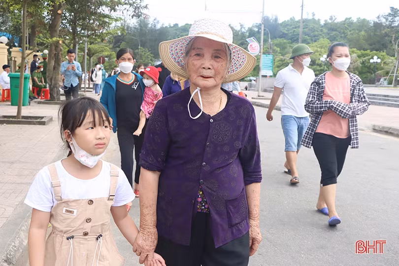 Du khách nườm nượp đổ về Thiên Cầm dự Lễ hội du lịch biển Hà Tĩnh