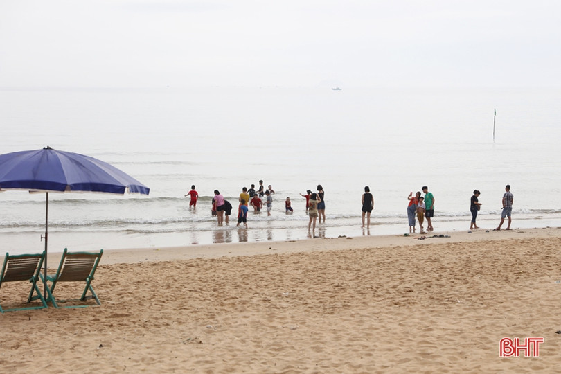 Nắng nhẹ, biển êm, Thiên Cầm đón du khách trước giờ khai hội