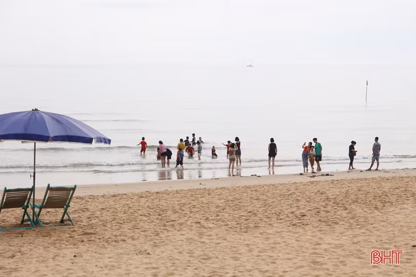 Nắng nhẹ, biển êm, Thiên Cầm đón du khách trước giờ khai hội