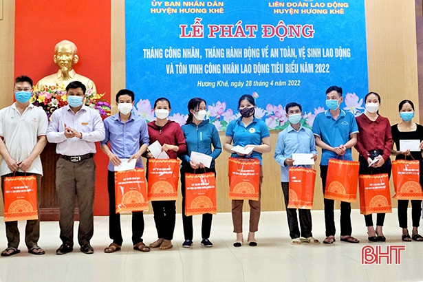 Hương Khê tôn vinh 15 công nhân, lao động tiêu biểu