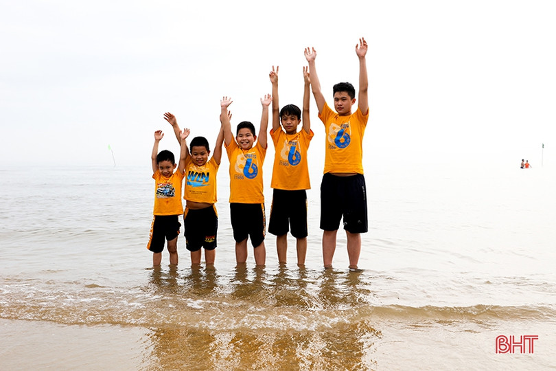 Nắng nhẹ, biển êm, Thiên Cầm đón du khách trước giờ khai hội