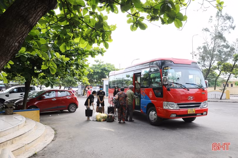 Nắng nhẹ, biển êm, Thiên Cầm đón du khách trước giờ khai hội