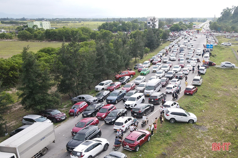 Du khách nườm nượp đổ về Thiên Cầm dự Lễ hội du lịch biển Hà Tĩnh