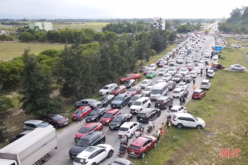 Du khách nườm nượp đổ về Thiên Cầm dự Lễ hội du lịch biển Hà Tĩnh