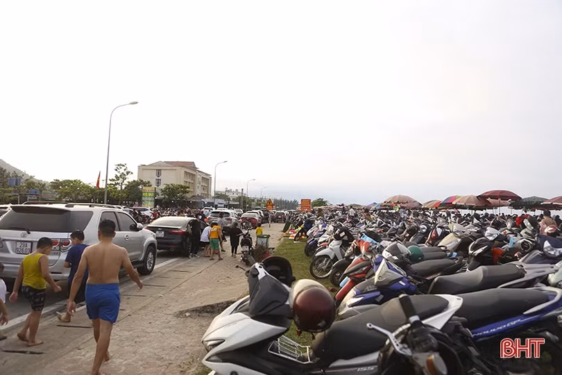 Các bãi biển Hà Tĩnh “kín người” ngày đầu kỳ nghỉ lễ