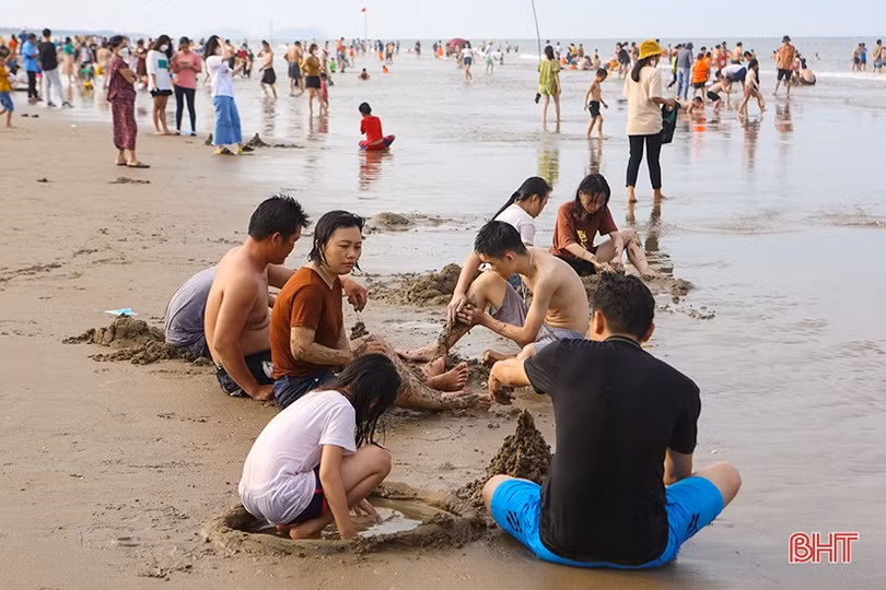 Các bãi biển Hà Tĩnh “kín người” ngày đầu kỳ nghỉ lễ